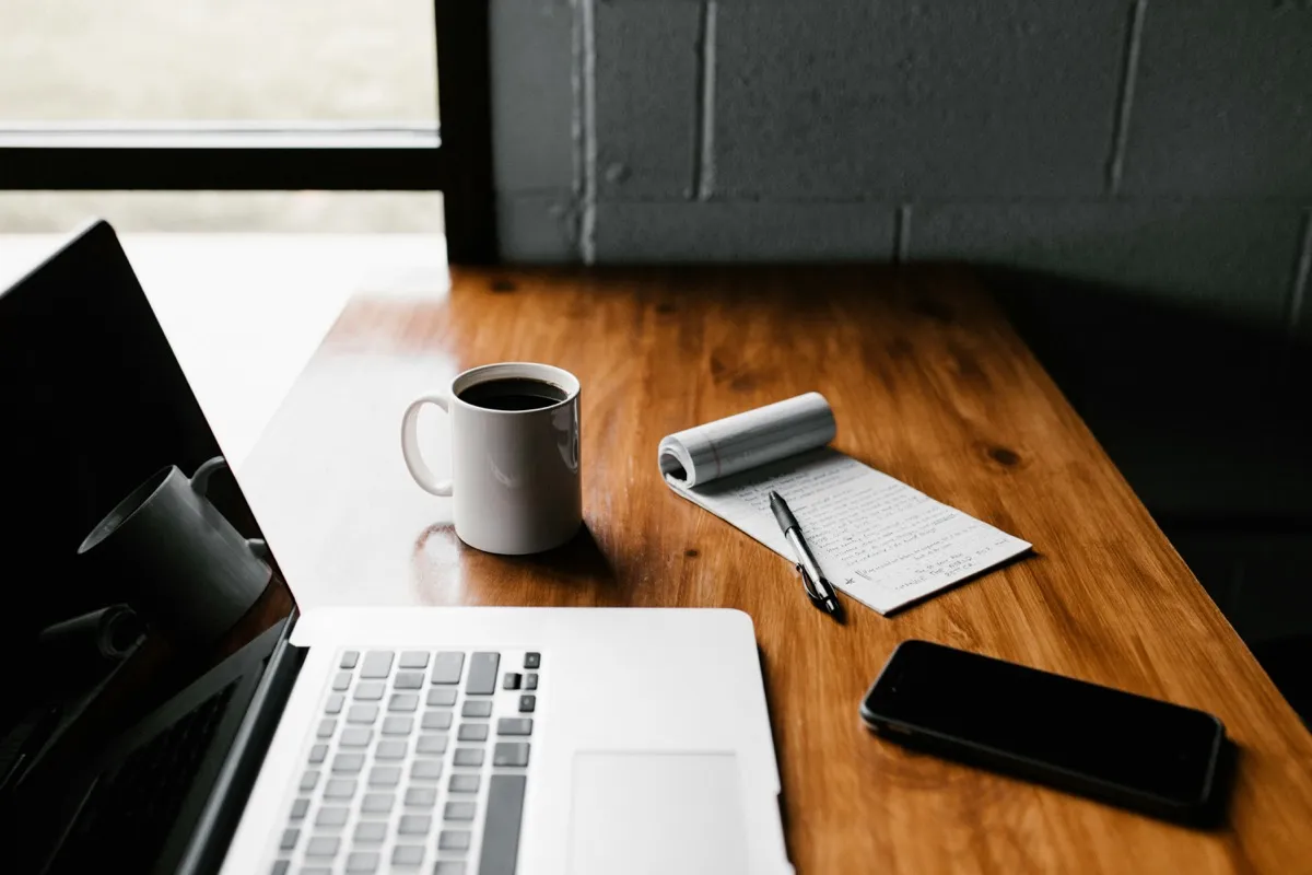 Mesa de trabajo con documentos y notas para revisar una operación comercial